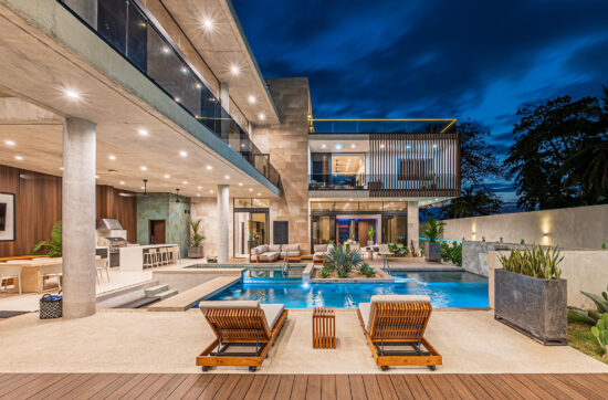 Sirena tropical moderna casa de huéspedes En Jacó alianz construcción