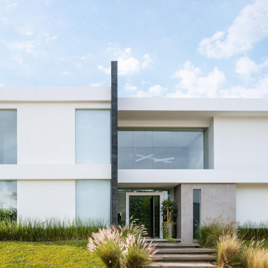 Minimalistic house in Hacienda Espinal alianz construction