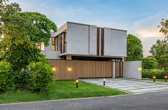 casa contemporánea en Místico Beach Town  Resort alianz construcción